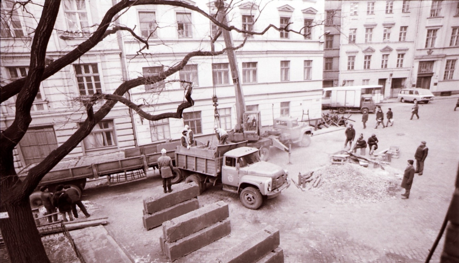 Doma laukums ar barikādēm 1991.gadā