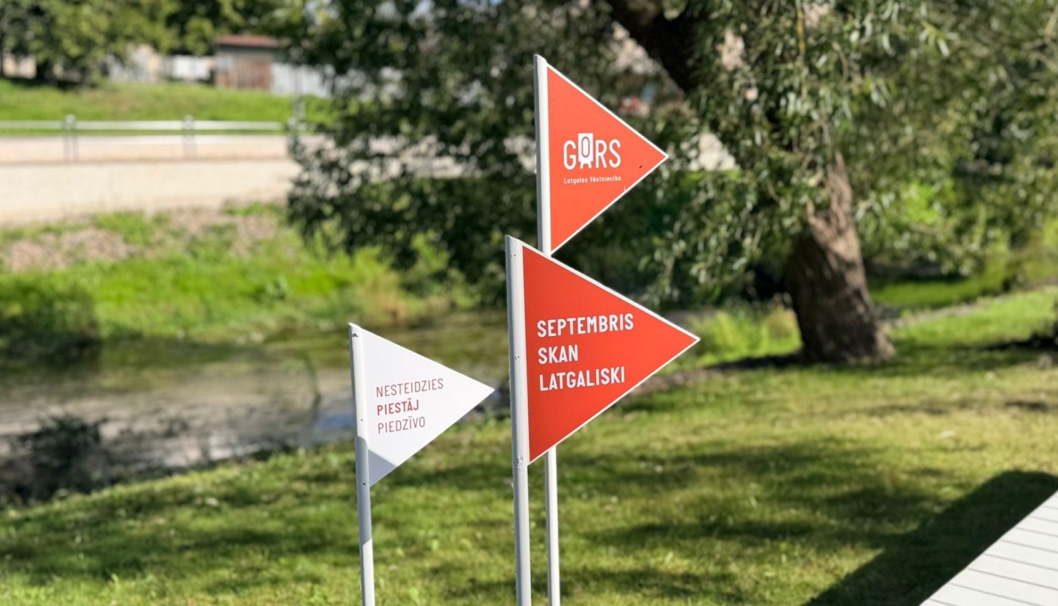 Norāde ar uzrakstu: Septembris skan latgaliski