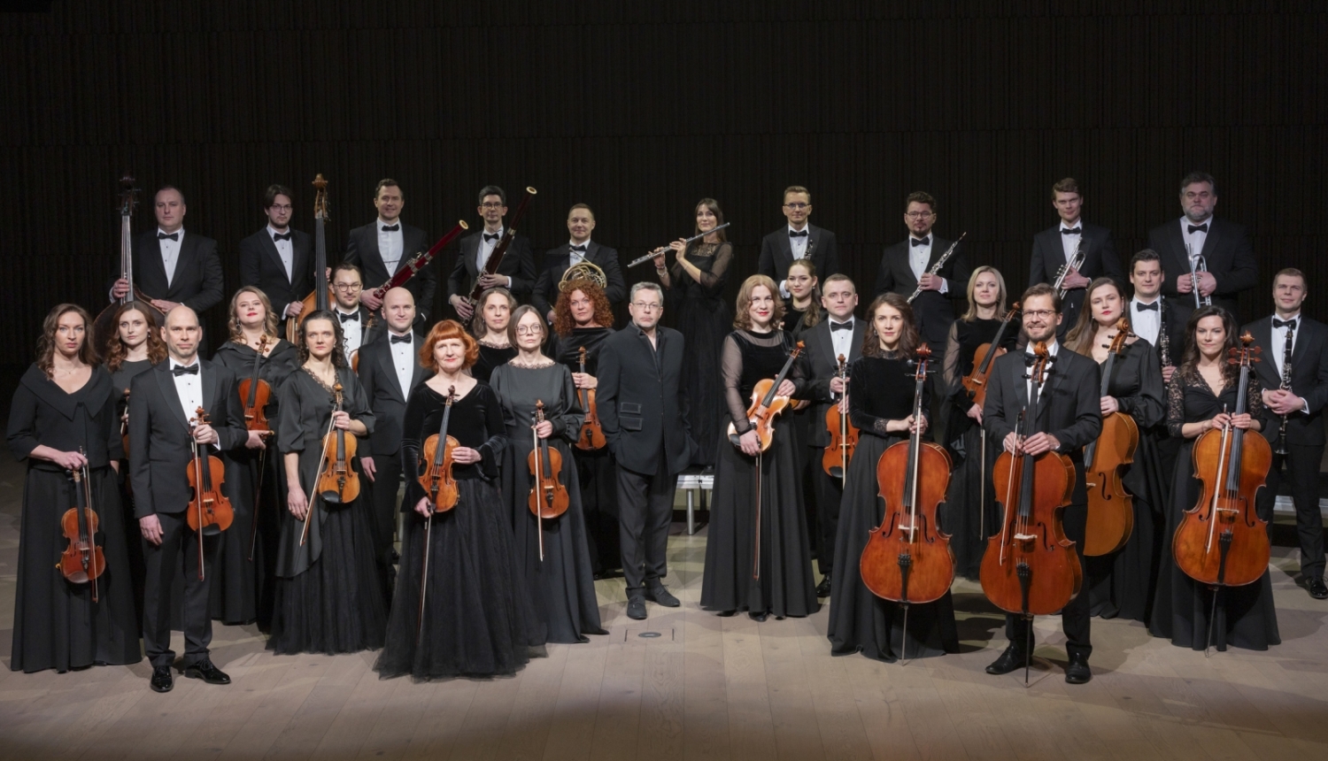 Kamerorķestris "Sinfonietta Rīga" un diriģents Olari Eltss