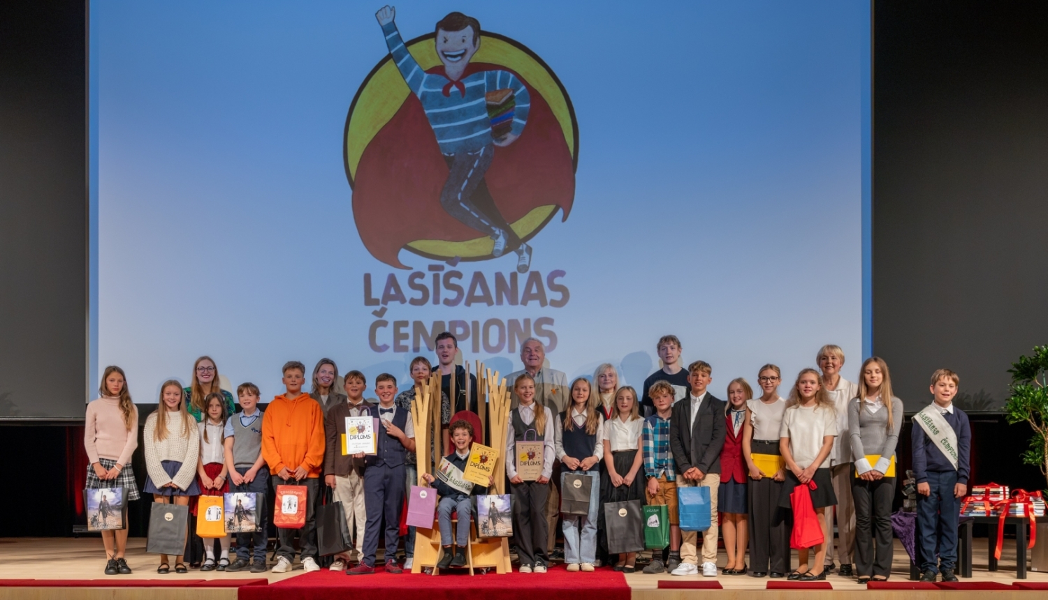“Skaļās lasīšanas sacensību” finālisti un čempions Latvijas Nacionālajā bibliotēkā