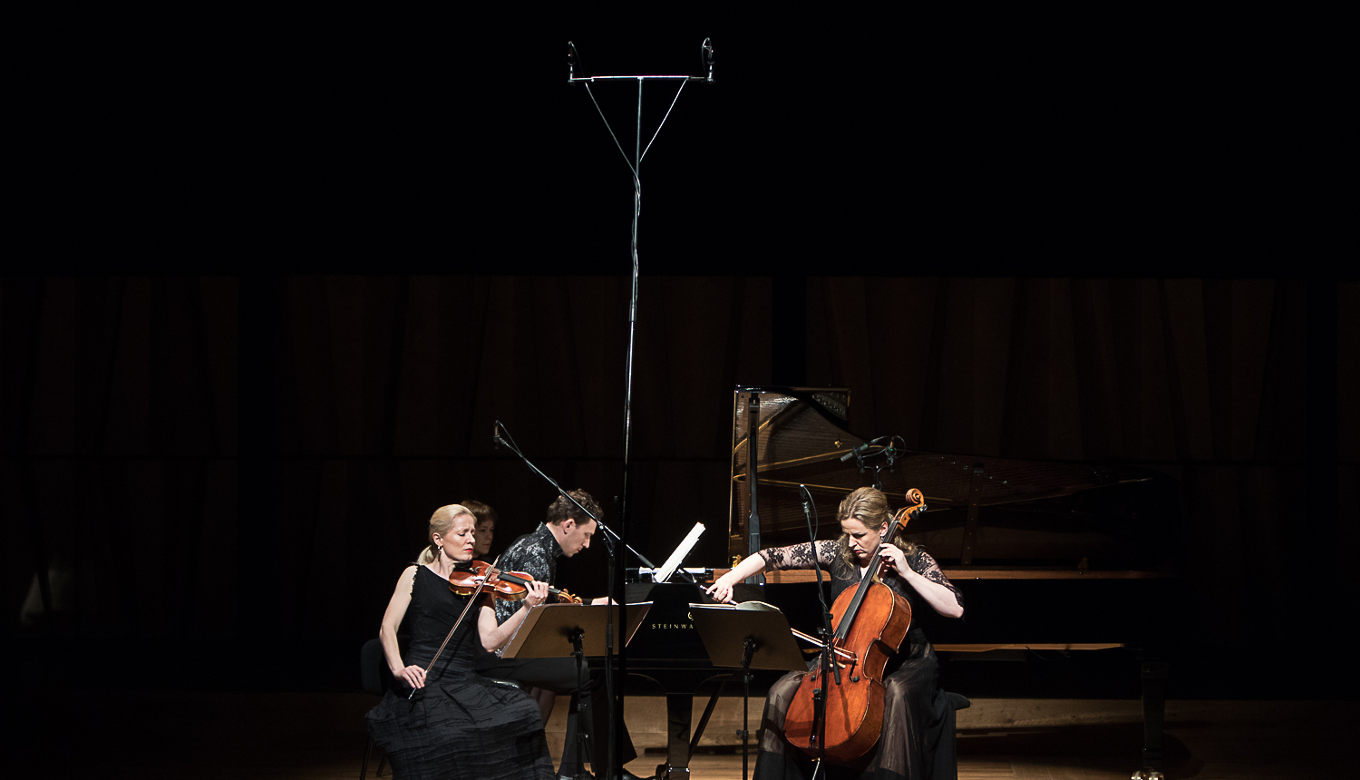 Mūziķu trio uz skatuves