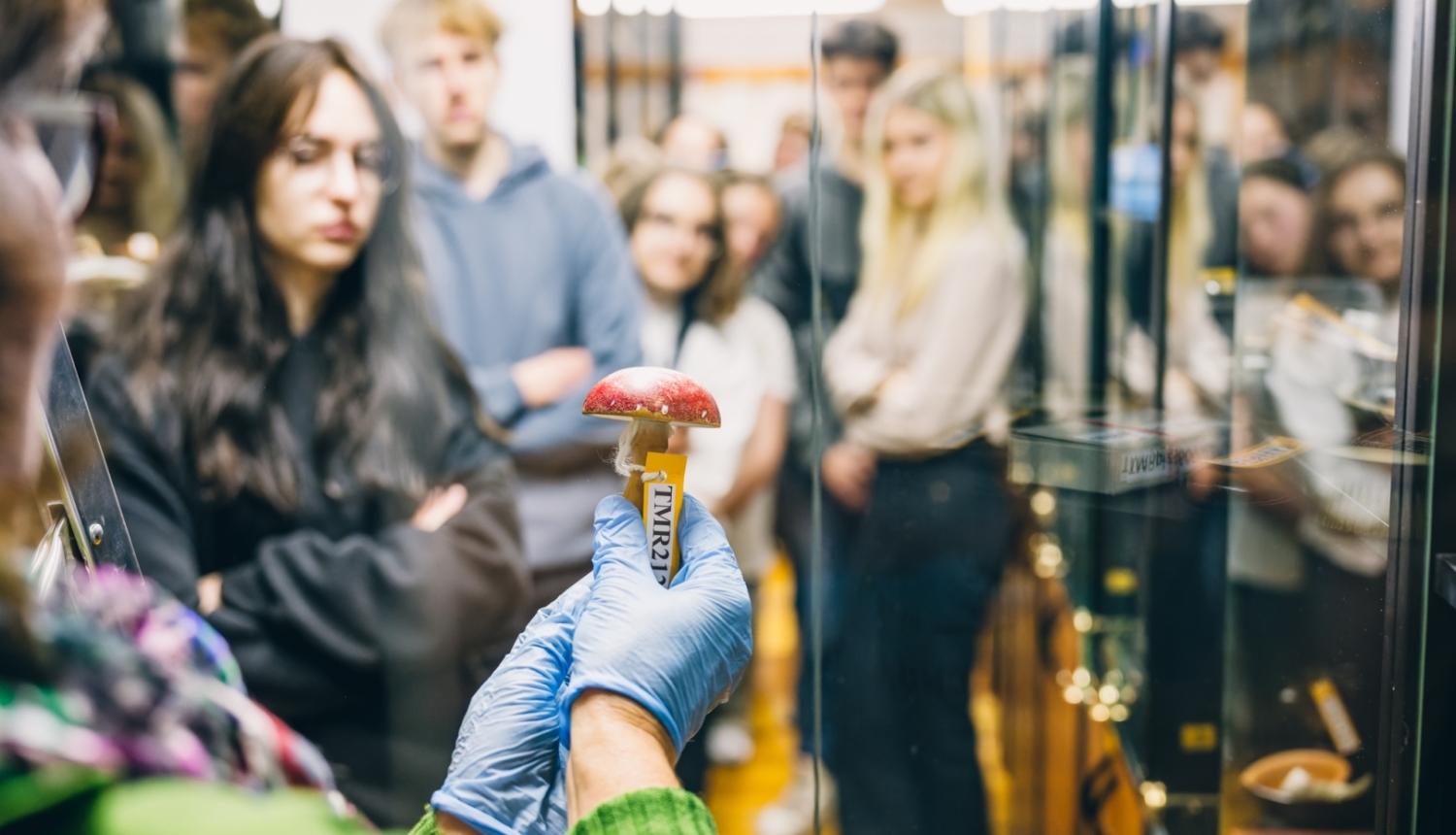 Muzeja apmeklētājiem tiek rādīts eksponāts