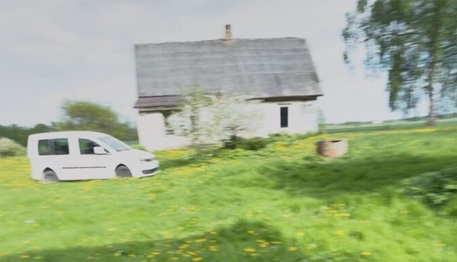 Izrādes publicitātes attēls - lauku sētas pagalms ar baltu auto