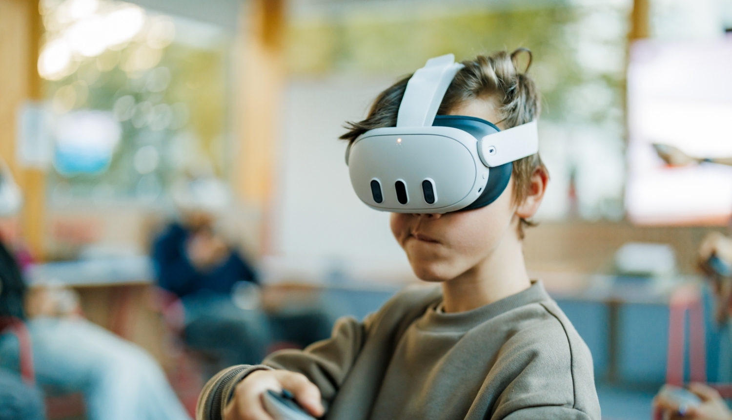 Jaunietis ar virtuālās realitātes masku