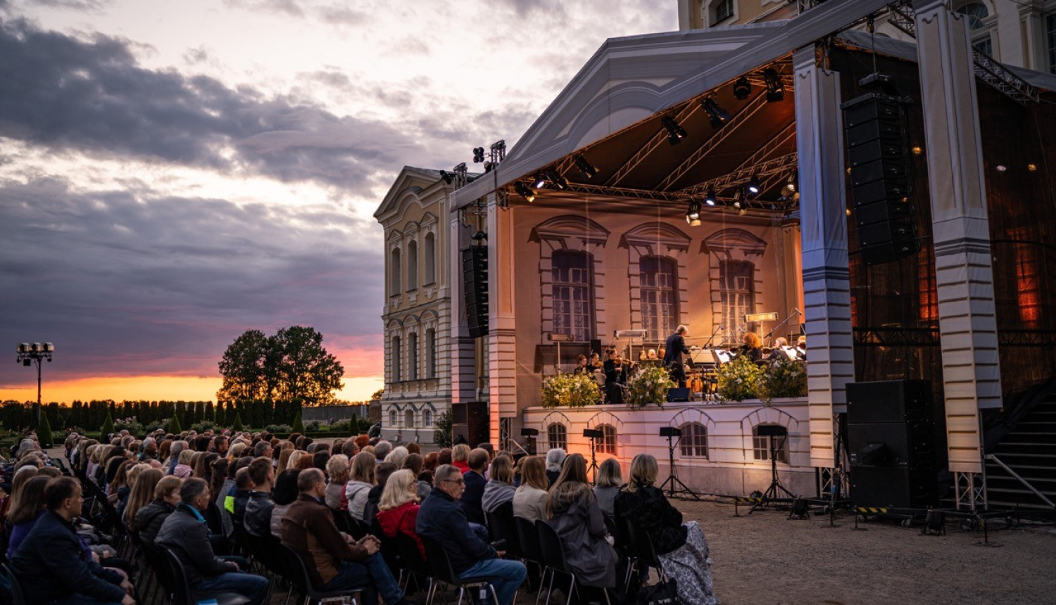  “Senās mūzikas festivālu” Rundāles pils dārzā
