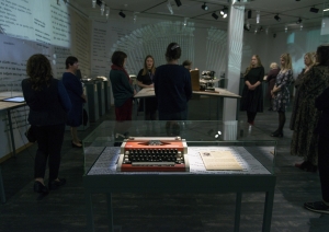 Kultūras ministrs Nauris Puntulis pasniedz Kultūras ministrija Pateicības rakstus muzeju nozares profesionāļiem