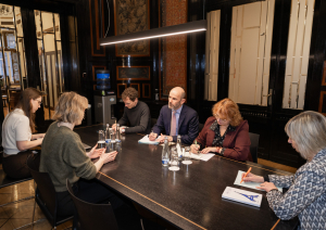 Ministres tikšanās norise ar Francijas institūta Latvijā pārstāvjiem un jauno institūta direktoru Ēriku Sirvēnu (Éric Sirven)