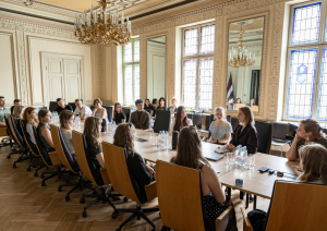 Kultūras ministres Agneses Lāces tikšanās ar jaunatnes organizācijas "Klubs "Māja" – jaunatne vienotai Eiropai" vienības "JEF Latvija" jauniešiem Kultūras ministrijas zālē. Foto: Oskars Artūrs Upenieks / Kultūras ministrija