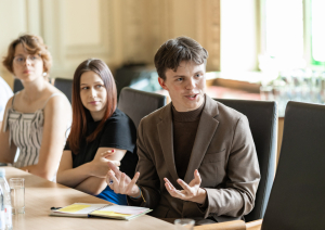 Jaunatnes organizācijas "Klubs "Māja" – jaunatne vienotai Eiropai" vienības "JEF Latvija" jaunieši Kultūras ministrijas zālē. Foto: Oskars Artūrs Upenieks / Kultūras ministrija