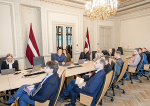 Rīgas Doma padomes sēdes norise KM Lielajā zālē, pie galda sēž sēdes dalībbnieki