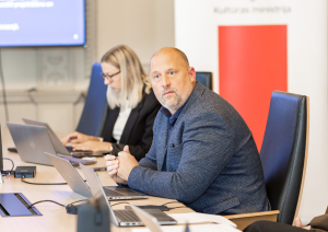 Rīgas Doma padomes sēdes norise KM Lielajā zālē, pie galda sēž sēdes dalībbnieki