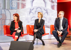 Preses konferences dalībnieki un mediju pārstāvji Rīgas Kongresu namā