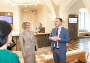 Latvijas, Lietuvas, Igaunijas un Polijas kultūras ministres kopā ar muzeja direktoru apskata LNVM topošo ekspozīciju