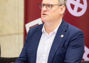 NKMP vadītāja Ināra Bula un Rīgas domes priekšsēdētājs Viesturs Kleinbergs, klātesot Latvijas Republikas kultūras ministrei Agnesei Lācei, paraksta sadarbības memorandu Rīgas domes telpās
