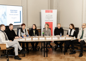 Dejas balvas preses konference - žūrijas pārstāvji un kultūras ministre sēž pie galda
