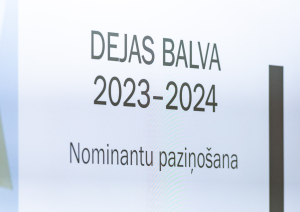 Dejas balvas preses konference - žūrijas pārstāvji un kultūras ministre sēž pie galda