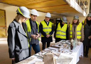 Lielās ģildes pārbūves projekta kapsulas ar vēstījumu nākamajām paaudzēm iemūrēšana ēkas pamatos