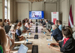 Nacionālās kultūras padomes sēde un tās dalībnieki pie galda KM Lielajā zālē