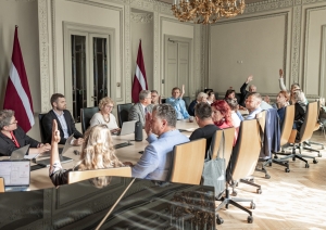 Nacionālās kultūras padomes sēde un tās dalībnieki pie galda KM Lielajā zālē