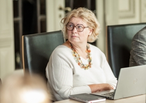 Nacionālās kultūras padomes sēde un tās dalībnieki pie galda KM Lielajā zālē