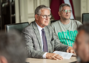 Nacionālās kultūras padomes sēde un tās dalībnieki pie galda KM Lielajā zālē