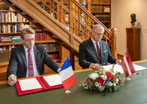 Kultūras ministrs Nauris Puntulis un Francijas Republikas vēstnieks Latvijā Manuels Lafons Rapnuijs (Manuel Lafont Rapnouil) paraksta 2026.–2031. gada rīcības plānu kultūras sadarbībai starp Latvijas Republikas Kultūras ministriju un Francijas Republikas Kultūras ministriju