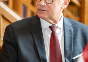 Kultūras ministrs Nauris Puntulis un Francijas Republikas vēstnieks Latvijā Manuels Lafons Rapnuijs (Manuel Lafont Rapnouil) paraksta 2026.–2031. gada rīcības plānu kultūras sadarbībai starp Latvijas Republikas Kultūras ministriju un Francijas Republikas Kultūras ministriju