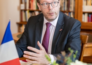 Kultūras ministrs Nauris Puntulis un Francijas Republikas vēstnieks Latvijā Manuels Lafons Rapnuijs (Manuel Lafont Rapnouil) paraksta 2026.–2031. gada rīcības plānu kultūras sadarbībai starp Latvijas Republikas Kultūras ministriju un Francijas Republikas Kultūras ministriju