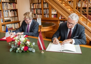 Kultūras ministrs Nauris Puntulis un Francijas Republikas vēstnieks Latvijā Manuels Lafons Rapnuijs (Manuel Lafont Rapnouil) paraksta 2026.–2031. gada rīcības plānu kultūras sadarbībai starp Latvijas Republikas Kultūras ministriju un Francijas Republikas Kultūras ministriju