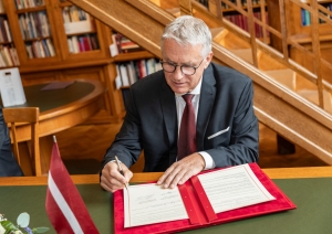 Kultūras ministrs Nauris Puntulis un Francijas Republikas vēstnieks Latvijā Manuels Lafons Rapnuijs (Manuel Lafont Rapnouil) paraksta 2026.–2031. gada rīcības plānu kultūras sadarbībai starp Latvijas Republikas Kultūras ministriju un Francijas Republikas Kultūras ministriju