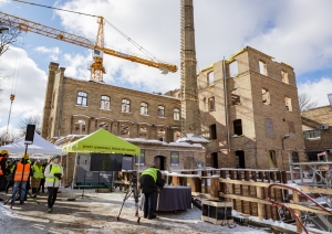 Kultūras ministrijas parlamentārais sekretārs Ritvars Jansons piedalās laika kapsulas iemūrēšanā topošās prototipēšanas darbnīcas Riga Makerspace ēkā