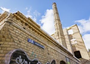 Kultūras ministrijas parlamentārais sekretārs Ritvars Jansons piedalās laika kapsulas iemūrēšanā topošās prototipēšanas darbnīcas Riga Makerspace ēkā