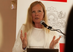 Tukuma muzeja projektu vadītāja Egita Volinska prezentējot, fonā Kultūras ministrijas logo