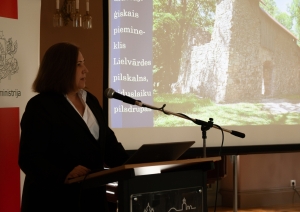 Aija Romanovska prezentējot atklāšanas pasākumā