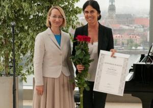 Kultūras ministre Dace Melbārde Gaismas pils korē pasniedz atzinības rakstus kultūras dižgariem