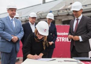 Vēstījumu kapsulas iemūrēšanas pasākums Daugavas stadionā