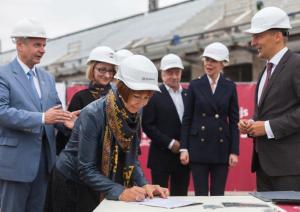 Vēstījumu kapsulas iemūrēšanas pasākums Daugavas stadionā