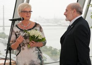 Kultūras ministre Dace Melbārde Gaismas pils korē pasniedz atzinības rakstus kultūras dižgariem