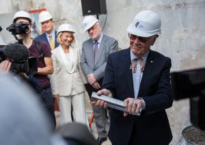 Vēstījuma iemūrēšana Latvijas Okupācijas muzeja Nākotnes nama pamatos