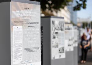 Latvijas neatkarības atjaunošanas trīsdesmitgadei veltīta lielformāta fotoizstāde Brīvības laukumā