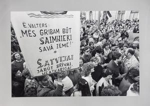 Latvijas neatkarības atjaunošanas trīsdesmitgadei veltīta lielformāta fotoizstāde Brīvības laukumā