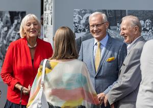 Latvijas neatkarības atjaunošanas trīsdesmitgadei veltīta lielformāta fotoizstāde Brīvības laukumā