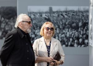 Latvijas neatkarības atjaunošanas trīsdesmitgadei veltīta lielformāta fotoizstāde Brīvības laukumā