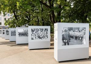 Latvijas neatkarības atjaunošanas trīsdesmitgadei veltīta lielformāta fotoizstāde Brīvības laukumā