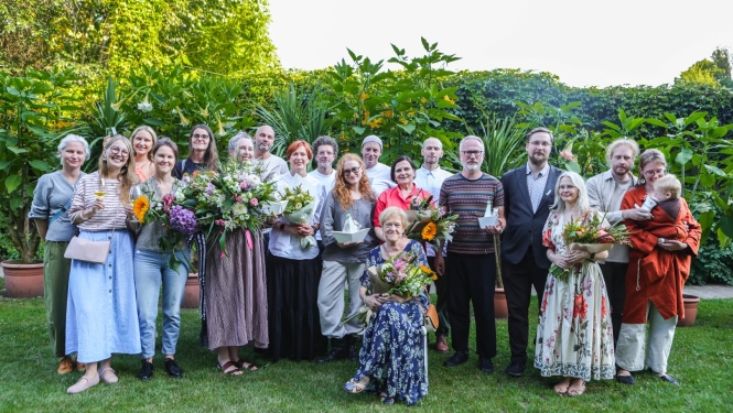 Jāņa Baltvilka balvas bērnu literatūrā un grāmatu mākslā laureātu kopbilde Botāniskajā dārzā