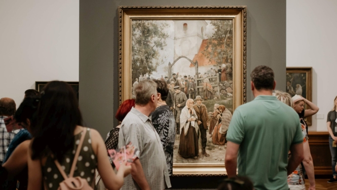 Apmeklētāji Latvijas Nacionālā mākslas muzeja galvenajā ēkā. Foto: Kristiāna Zelča