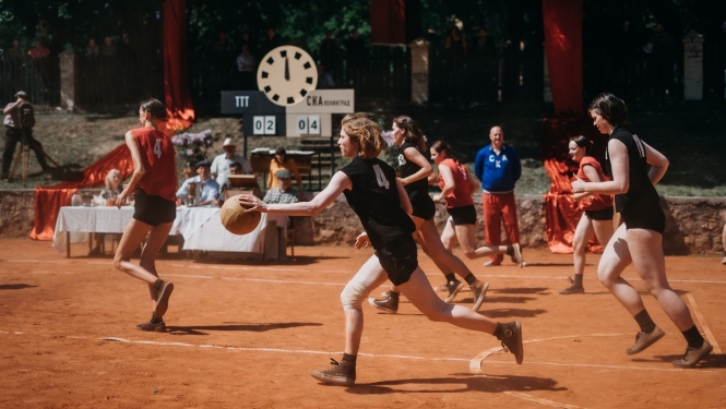 Kadrs no filmas. Sportistes piedalās sacensībās