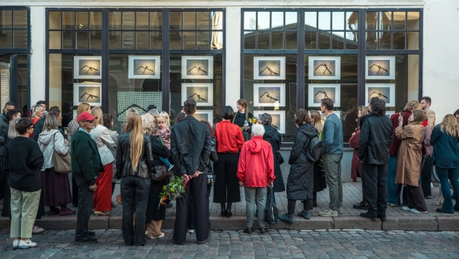 Izstādes atklāšanas apmeklētāji kultūras centra “Wiktorija” pagalmā 