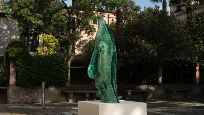 Stikla skulptūra “Nefertiti” izstādes atklāšanas dienā Venēcijā