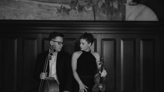Čellists Tomašs Pokrživinskis un vijolniece Martina Pastuška ar instrumentiem